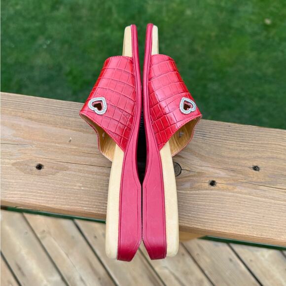 Brighton size 6.5 Yoko Red Croc Embossed Leather Slide Sandals w/ Heart Charms - Picture 3 of 8